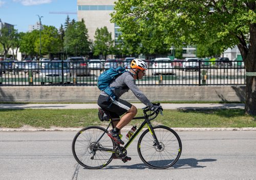 SASHA SEFTER / WINNIPEG FREE PRESS
Cyclists and motorists share close quarters on Granite Way in-between Osborne and Balmoral streets.
190610 - Monday, June 10, 2019.