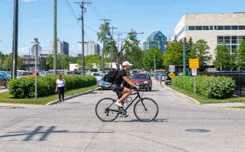 SASHA SEFTER / WINNIPEG FREE PRESS
Cyclists and motorists share close quarters on Granite Way in-between Osborne and Balmoral streets.
190610 - Monday, June 10, 2019.