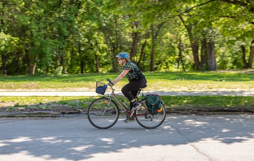 SASHA SEFTER / WINNIPEG FREE PRESS
Cyclists and motorists share close quarters on Granite Way in-between Osborne and Balmoral streets.
190610 - Monday, June 10, 2019.