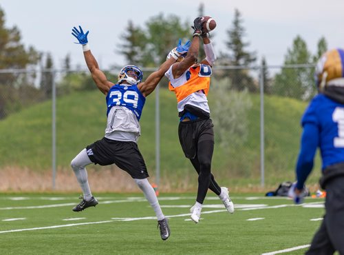 SASHA SEFTER / WINNIPEG FREE PRESS
Winnipeg Blue Bombers wide receiver Kenneth Walker out jumps defensive back Marcus Rios to make a catch during practice on Tuesday afternoon.
190611 - Tuesday, June 11, 2019.