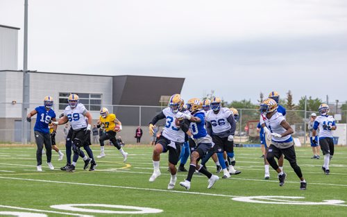 SASHA SEFTER / WINNIPEG FREE PRESS
Winnipeg Blue Bombers running back Andrew Harris muscles past the defensive line during practice on Tuesday afternoon.
190611 - Tuesday, June 11, 2019.
