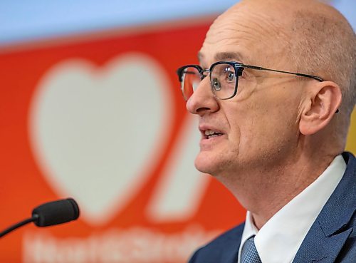 SASHA SEFTER / WINNIPEG FREE PRESS
Dr. Perry Gray, speaks to the media during a press conference to announce a new dedicated stroke unit that will be opened at the Winnipeg Health Sciences Centre.
190611 - Tuesday, June 11, 2019.