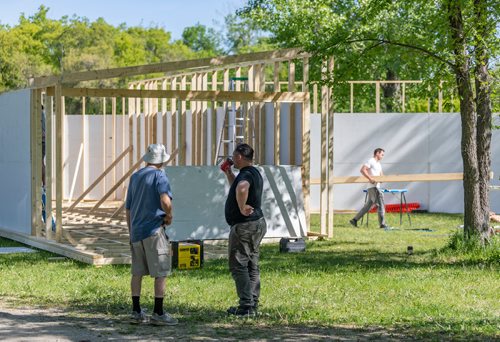 SASHA SEFTER / WINNIPEG FREE PRESS
RAW Founder Joe Kalturnyk let a neighbourhood resident know about his collaboration Jazz Fest to create a temporary venue in Parc Elzear Goulet in St. Boniface.
190613 - Thursday, June 13, 2019.