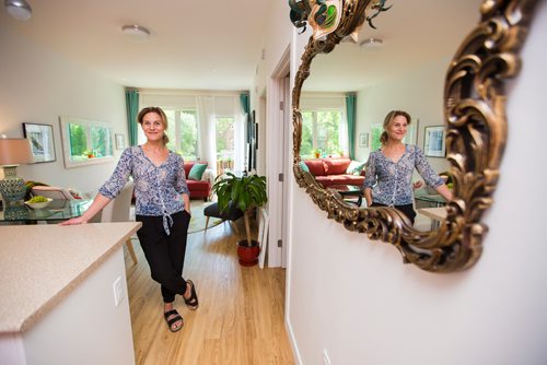 MIKAELA MACKENZIE / WINNIPEG FREE PRESS
Alicia Johnston poses for a portrait in her suite at the Old Grace Housing Co-operative in Wolseley in Winnipeg on Friday, June 14, 2019. For Solomon Israel story.
Winnipeg Free Press 2019.