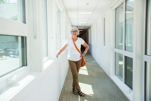 MIKAELA MACKENZIE / WINNIPEG FREE PRESS
Kim McCallum poses for a portrait at the Old Grace Housing Co-operative in Wolseley in Winnipeg on Friday, June 14, 2019. For Solomon Israel story.
Winnipeg Free Press 2019.