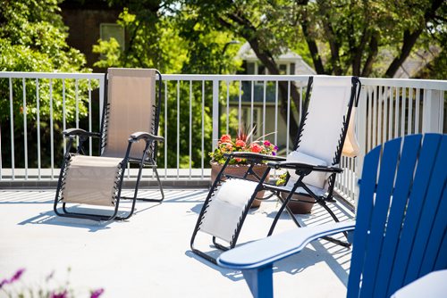 MIKAELA MACKENZIE / WINNIPEG FREE PRESS
The rooftop deck at the Old Grace Housing Co-operative in Wolseley in Winnipeg on Friday, June 14, 2019. For Solomon Israel story.
Winnipeg Free Press 2019.