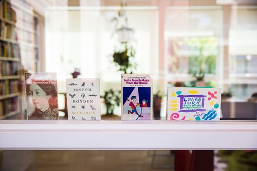 MIKAELA MACKENZIE / WINNIPEG FREE PRESS
The library at the Old Grace Housing Co-operative in Wolseley in Winnipeg on Friday, June 14, 2019. For Solomon Israel story.
Winnipeg Free Press 2019.