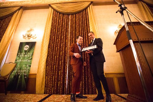 MIKAELA MACKENZIE / WINNIPEG FREE PRESS
Phillipe Larouche (left) accepts the RBC On the Rise award from Rod Whitfield at the Fort Garry Hotel in Winnipeg on Friday, June 14, 2019. For Jen Zoratti story.
Winnipeg Free Press 2019.