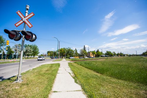 MIKAELA MACKENZIE / WINNIPEG FREE PRESS
The dividing line between city-owned and rail-owned grass at Railway and Burrows in Winnipeg on Friday, June 14, 2019. For Ryan Thorpe story.
Winnipeg Free Press 2019.