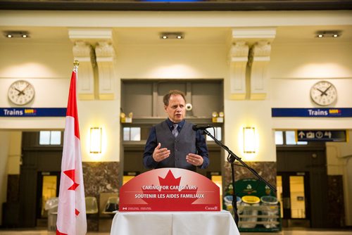 MIKAELA MACKENZIE / WINNIPEG FREE PRESS
Liberal MP Kevin Lamoureux announces two new pilot projects for caregivers and their families in Winnipeg on Saturday, June 15, 2019. For Caitlyn Gowriluk story.
Winnipeg Free Press 2019.