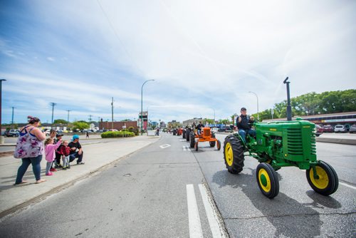 MIKAELA MACKENZIE / WINNIPEG FREE PRESS
A tractor parade put on by the Manitoba Agricultural Museum makes its way from the Forks to the Assiniboia Downs, where they be displayed at the Red River Exhibition, in Winnipeg on Saturday, June 15, 2019. Standup.
Winnipeg Free Press 2019.