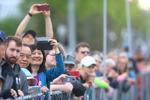 TREVOR HAGAN/ WINNIPEG PRESS
Supporters at full marathon start at the Manitoba Marathon, Sunday, June 16, 2019.