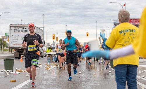 SASHA SEFTER / WINNIPEG FREE PRESS
Runners in the half marathon reach the halfway point water station during the Manitoba Marathon.
190616 - Sunday, June 16, 2019.
