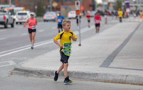 SASHA SEFTER / WINNIPEG FREE PRESS
Runners in the full marathon reach the 20 mile mark and a refuelling station on Pembina Highway and Point Road during the Manitoba Marathon.
190616 - Sunday, June 16, 2019.