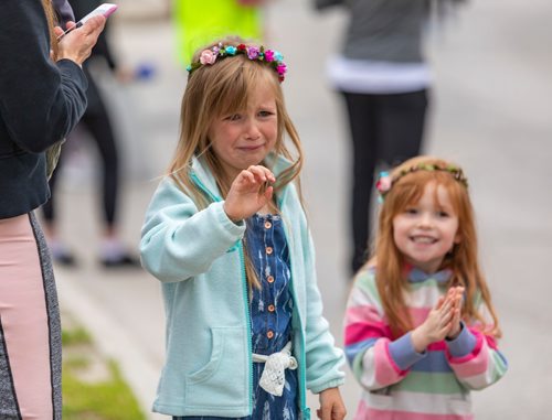 SASHA SEFTER / WINNIPEG FREE PRESS
Nicola Jones (7) sheds a tear while sister Tessa (4) applauds as their father Colin jogs off to complete the half marathon ba Marathon.
190616 - Sunday, June 16, 2019.