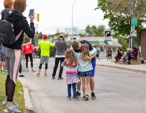 SASHA SEFTER / WINNIPEG FREE PRESS
Colin Jones gets some encouragement from his family, (from left) wife Jenna with Lachlan (2), Tessa (4) and Nicola (7) during the half marathon.
190616 - Sunday, June 16, 2019.