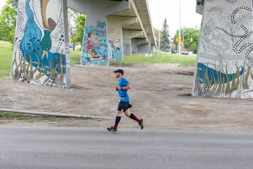 SASHA SEFTER / WINNIPEG FREE PRESS
Runners in the full marathon reach the 16 mile mark on Wellington Crescent in North River Heights during the Manitoba Marathon.
190616 - Sunday, June 16, 2019.