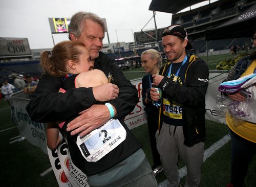 TREVOR HAGAN / WINNIPEG FREE PRESS
Selene Sharpe, winner of the womens full Manitoba Marathon with her father, Brian, sister, Hailey, and brother, Avery, Sunday, June 16, 2019.