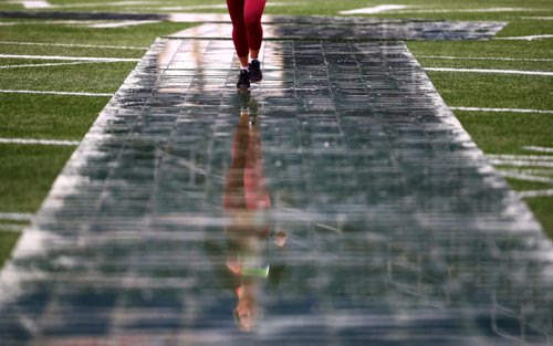 TREVOR HAGAN / WINNIPEG FREE PRESS
At the finish line of the Manitoba Marathon inside IG Field, Sunday, June 16, 2019.