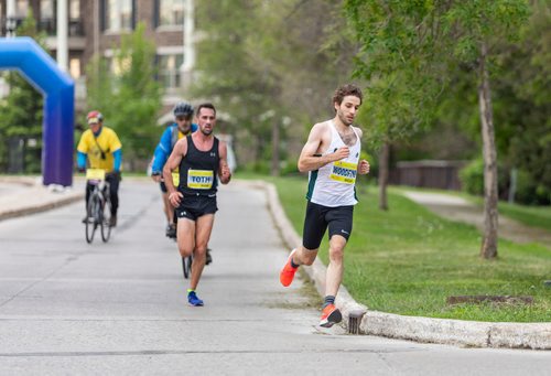 SASHA SEFTER / WINNIPEG FREE PRESS
First place finisher in the mens half marathon Tristan Woodvine leads the pack down Dunkirk Drive during the Manitoba Marathon.
190616 - Sunday, June 16, 2019.