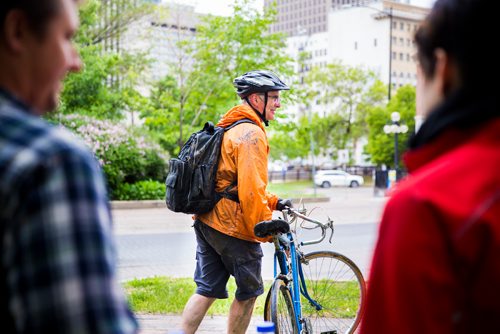 MIKAELA MACKENZIE / WINNIPEG FREE PRESS
A muddy Henry Bakker laughs on his way off from a bike pit stop at Bannatyne and Waterfront on Bike to Work Day in Winnipeg on Monday, June 17, 2019. Standup.
Winnipeg Free Press 2019.