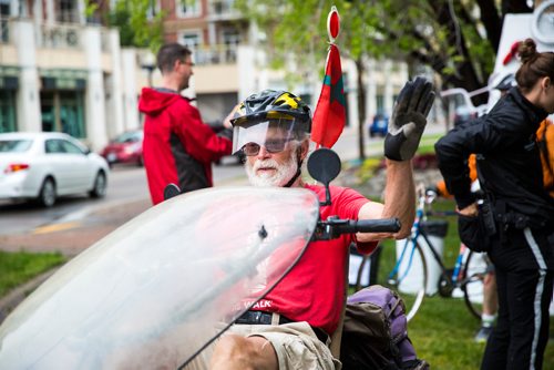 MIKAELA MACKENZIE / WINNIPEG FREE PRESS
John Markmann waves on his way off from a bike pit stop at Bannatyne and Waterfront on Bike to Work Day in Winnipeg on Monday, June 17, 2019. Standup.
Winnipeg Free Press 2019.