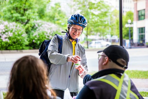 MIKAELA MACKENZIE / WINNIPEG FREE PRESS
Deborah Charles smiles as she gets a granola parfait at her fourth bike stop of the day at Bannatyne and Waterfront on Bike to Work Day in Winnipeg on Monday, June 17, 2019. Standup.
Winnipeg Free Press 2019.