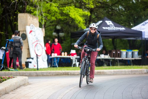 MIKAELA MACKENZIE / WINNIPEG FREE PRESS
Kathaline Premont rides off from a bike pit stop at Bannatyne and Waterfront on Bike to Work Day in Winnipeg on Monday, June 17, 2019. Standup.
Winnipeg Free Press 2019.