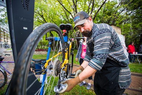 MIKAELA MACKENZIE / WINNIPEG FREE PRESS
Will Belford from Natural Cycleworks tunes up Nadine Pearson's bike at a bike pit stop at Bannatyne and Waterfront on Bike to Work Day in Winnipeg on Monday, June 17, 2019. Standup.
Winnipeg Free Press 2019.