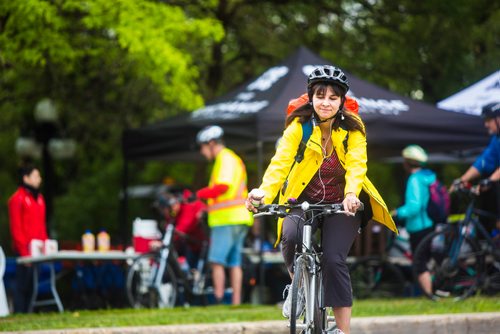 MIKAELA MACKENZIE / WINNIPEG FREE PRESS
Shona Dyck, who has been participating in a June cycle challenge, rides off after stopping at a bike pit stop at Bannatyne and Waterfront on Bike to Work Day in Winnipeg on Monday, June 17, 2019. Standup.
Winnipeg Free Press 2019.