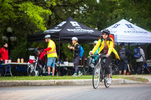 MIKAELA MACKENZIE / WINNIPEG FREE PRESS
Shona Dyck, who has been participating in a June cycle challenge, rides off after stopping at a bike pit stop at Bannatyne and Waterfront on Bike to Work Day in Winnipeg on Monday, June 17, 2019. Standup.
Winnipeg Free Press 2019.