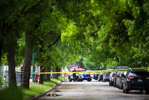 MIKAELA MACKENZIE / WINNIPEG FREE PRESS
A homicide investigation on the 500 block of Agnes street in Winnipeg on Monday, June 17, 2019. For Ryan Thorpe story.
Winnipeg Free Press 2019.