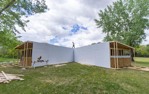 SASHA SEFTER / WINNIPEG FREE PRESS
Patrick Anderson works on the roof of a temporary venue in Parc Elzear Goulet in St. Boniface.
190617 - Monday, June 17, 2019.