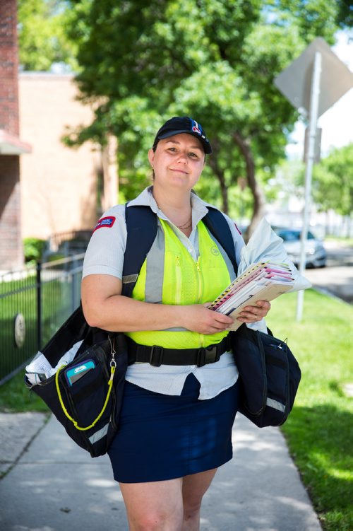 MIKAELA MACKENZIE / WINNIPEG FREE PRESS
Basia Sokal, former leader of the Winnipeg Labour Council who's since gone back to her job as a postal worker, on her route in West Broadway in Winnipeg on Monday, June 17, 2019. For Jessica Botelho-Urbanski story.
Winnipeg Free Press 2019.