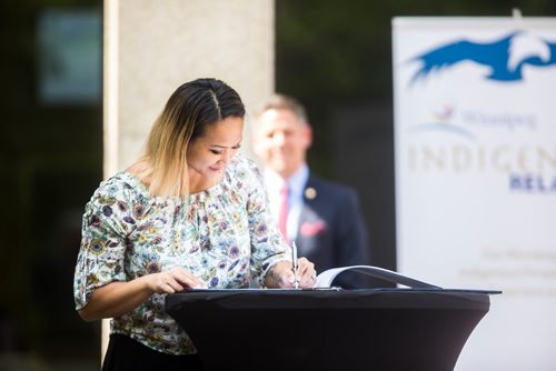 MIKAELA MACKENZIE / WINNIPEG FREE PRESS
Councillor Vivian Santos signs to formally become a partner of Winnipegs Indigenous Accord at the third annual signing ceremony at City Hall in Winnipeg on Tuesday, June 18, 2019. For Aldo Santin story.
Winnipeg Free Press 2019.