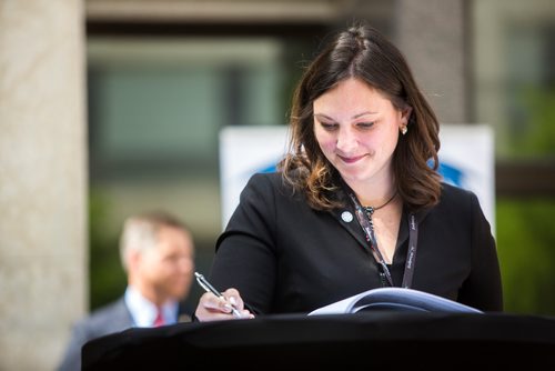 MIKAELA MACKENZIE / WINNIPEG FREE PRESS
Councillor Sherri Rollins signs to formally become a partner of Winnipegs Indigenous Accord at the third annual signing ceremony at City Hall in Winnipeg on Tuesday, June 18, 2019. For Aldo Santin story.
Winnipeg Free Press 2019.