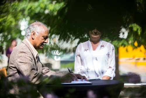 MIKAELA MACKENZIE / WINNIPEG FREE PRESS
Strini Reddy with the Winnipeg Rotary Club signs to formally become a partner of Winnipegs Indigenous Accord at the third annual signing ceremony at City Hall in Winnipeg on Tuesday, June 18, 2019. For Aldo Santin story.
Winnipeg Free Press 2019.