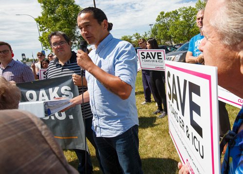 MIKE DEAL / WINNIPEG FREE PRESS
Members of the Save Seven Oaks ER Coalition, along with Seven Oaks health care workers and supporters present a petition with over 7,500 signatures to NDP Leader Wab Kinew calling on the Pallister government to keep the Seven Oaks ER open during a rally on the boulevard along McPhilips close to the Seven Oaks hospital Tuesday afternoon.
190618 - Tuesday, June 18, 2019.