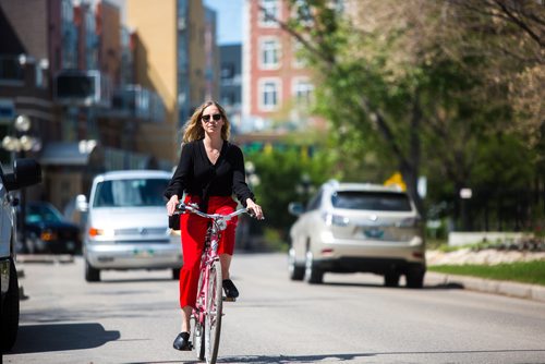 MIKAELA MACKENZIE / WINNIPEG FREE PRESS
Erin Riediger, cycling advocate, poses for a photo downtown in Winnipeg on Tuesday, June 18, 2019. Riediger voiced worries on Twitter that the MPI cycling safety guide, which recommends nine different pieces of equipment for safe cycling, makes biking seem like a dangerous activity. For ? story.
Winnipeg Free Press 2019.