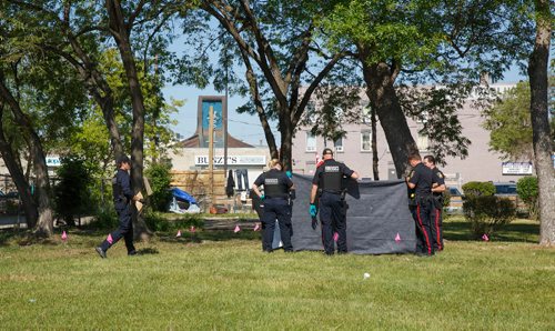 MIKE DEAL / WINNIPEG FREE PRESS
Winnipeg Police Forensics Unit on the scene of  what they are calling a suspicious death near the William Whyte Park Wednesday morning.
190619 - Wednesday, June 19, 2019.