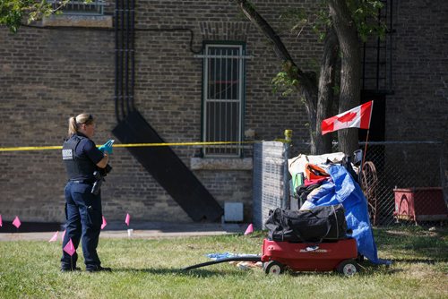 MIKE DEAL / WINNIPEG FREE PRESS
Winnipeg Police Forensics Unit on the scene of  what they are calling a suspicious death near the William Whyte Park Wednesday morning.
190619 - Wednesday, June 19, 2019.