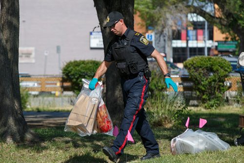 MIKE DEAL / WINNIPEG FREE PRESS
Winnipeg Police Forensics Unit on the scene of  what they are calling a suspicious death near the William Whyte Park Wednesday morning.
190619 - Wednesday, June 19, 2019.