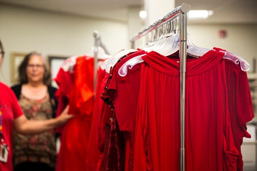 MIKAELA MACKENZIE / WINNIPEG FREE PRESS
Some of the 350 red dresses that theyre hanging Thursday in every window of their building at 717 Portage in Winnipeg on Wednesday, June 19, 2019. For Carol Sanders story.
Winnipeg Free Press 2019.