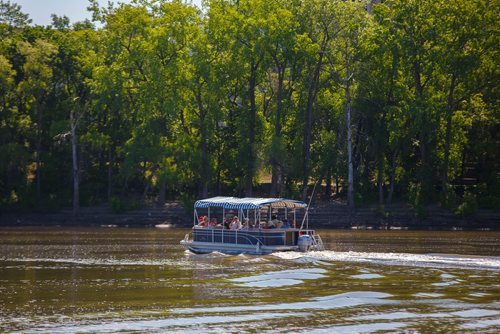 MIKE DEAL / WINNIPEG FREE PRESS
A Splash Dash guided river tour leaves its dock at The Forks Wednesday morning. They leave every 15 minutes from 10 a.m. to sunset seven days a week.
190619 - Wednesday, June 19, 2019.