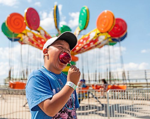 SASHA SEFTER / WINNIPEG FREE PRESS
Maddox Kwok (8) tries his first ever candy apple at the Red River Ex.
190619 - Wednesday, June 19, 2019.