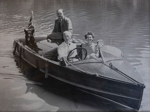 - for Kevin Rollason Passages feature / Winnipeg Free Press
John Crabb with his Parents Group Captain H. Philip and Doreen Crabb with dog Trigger.
190619 - Wednesday, June 19, 2019.
