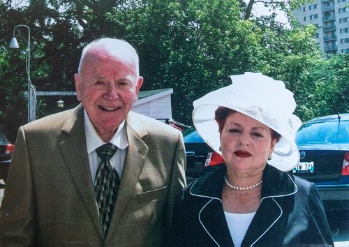 - for Kevin Rollason Passages feature / Winnipeg Free Press
John Crabb and wife Marilyn on the way to see Queen Elizabeth at Government House in 2010.
190619 - Wednesday, June 19, 2019.