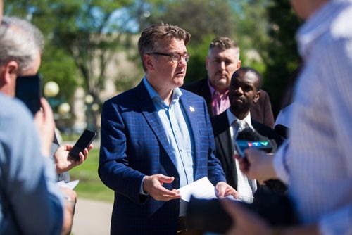 MIKAELA MACKENZIE / WINNIPEG FREE PRESS
Manitoba Liberal leader Dougald Lamont announces that, if elected, they would create a Manitoba police service at the Manitoba Legislative Building with fellow Liberal candidates in Winnipeg on Thursday, June 20, 2019. For Kevin Rollason story.
Winnipeg Free Press 2019.