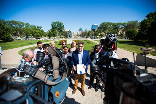 MIKAELA MACKENZIE / WINNIPEG FREE PRESS
Manitoba Liberal leader Dougald Lamont announces that, if elected, they would create a Manitoba police service at the Manitoba Legislative Building with fellow Liberal candidates in Winnipeg on Thursday, June 20, 2019. For Kevin Rollason story.
Winnipeg Free Press 2019.