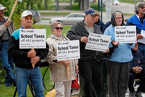 BORIS.MINKEVICH@FREEPRESS.MB.CA BORIS MINKEVICH / WINNIPEG FREE PRESS  090610 Protest at the leg. regarding school tax for cottage owners.